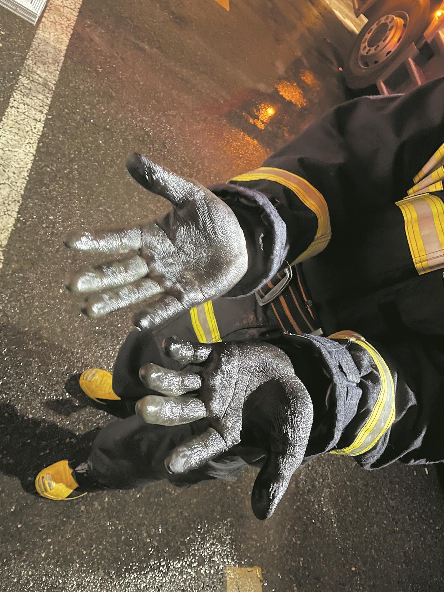 视频中,荆州一位消防员在执行灭火任务后,双手被熏成了炭黑色,怎么洗