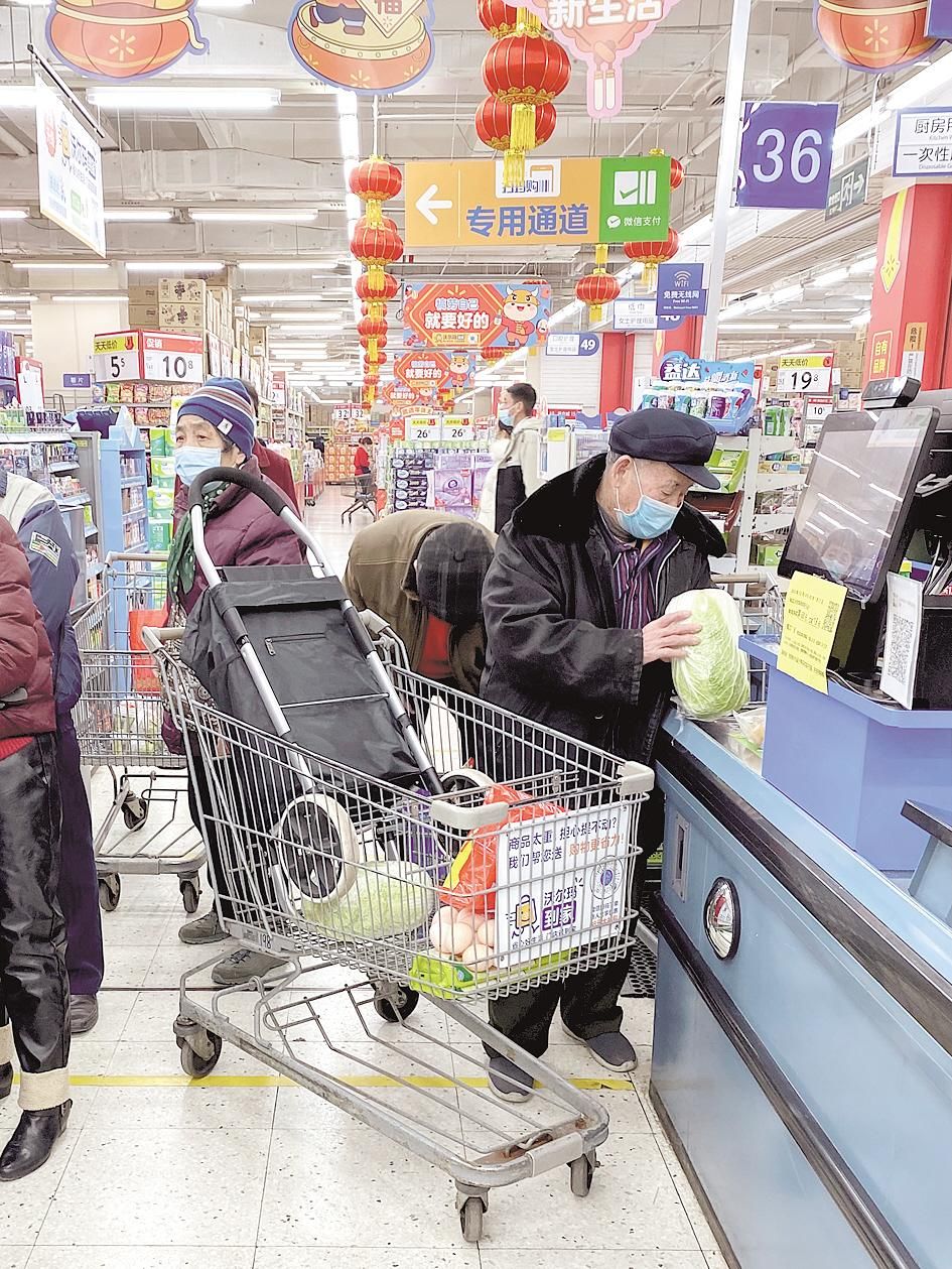 顾客自备小拖车购物.