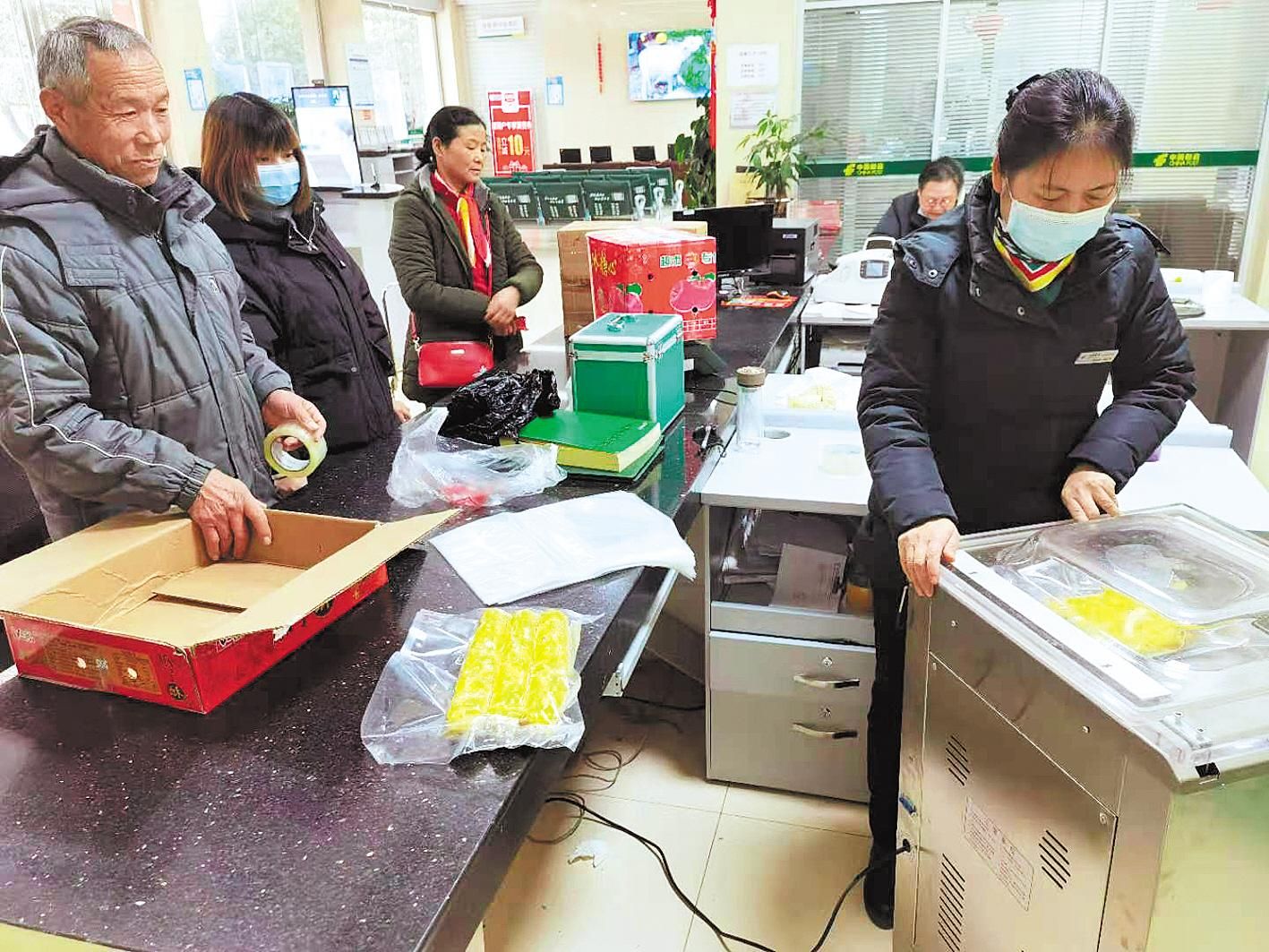 全省邮政快递包裹比去年同期增长74.5% 就地过年把年味和亲情寄回家