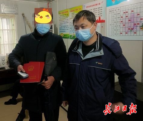 失主童先生(左)包內房產證和其他證明材料一件不少,他連連感謝司機