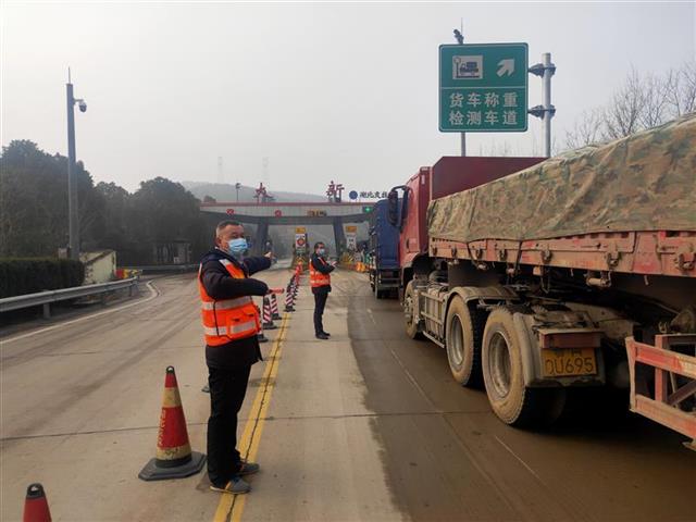 湖北京港澳高速:大霧封路服務暖心