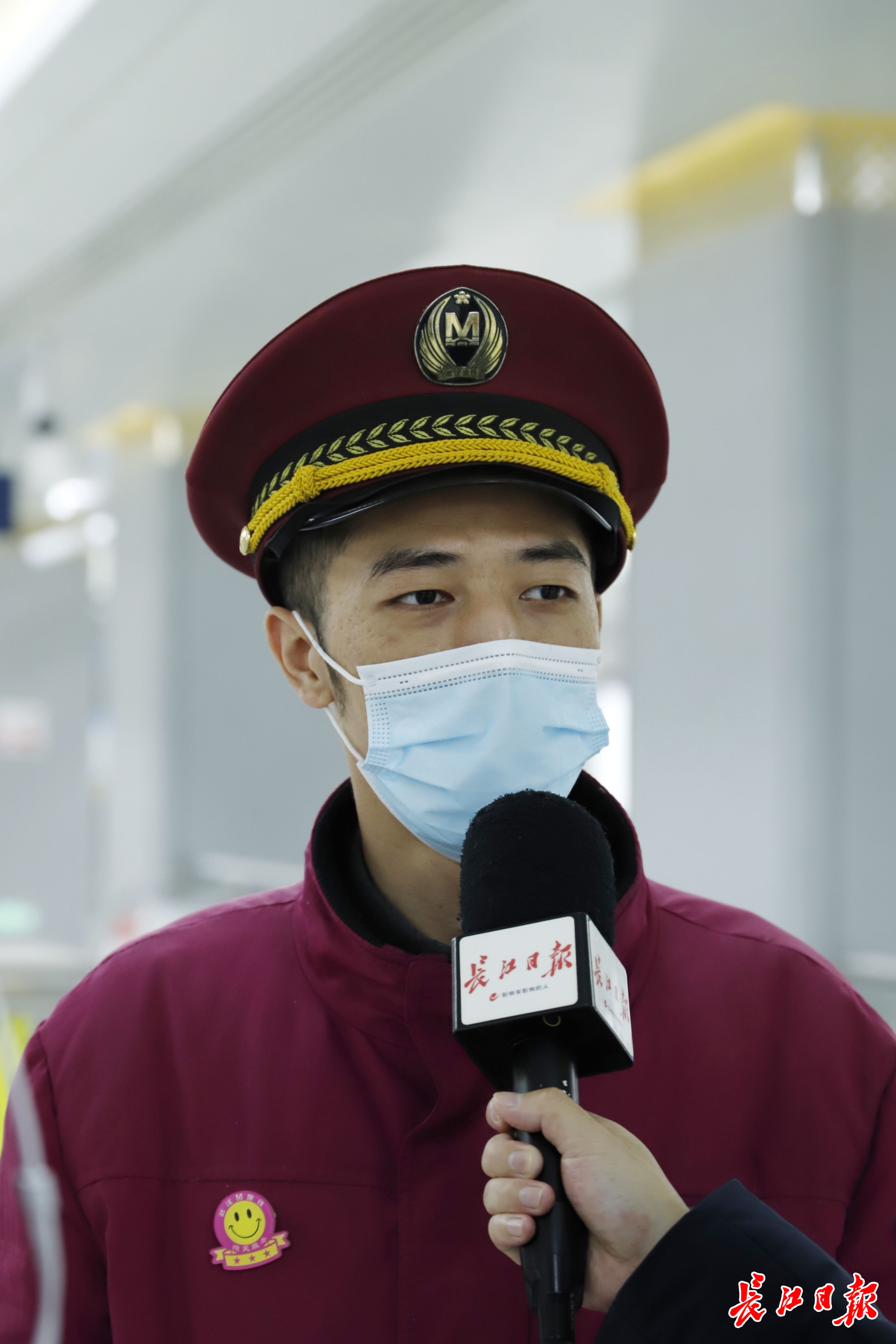 他说再不用赶摆渡车回家记者夜探武汉地铁葛店段末班车