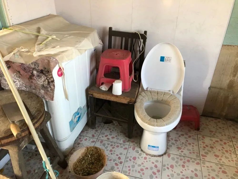 马桶不但正对灶台,没有任何遮挡,还没有上下水.