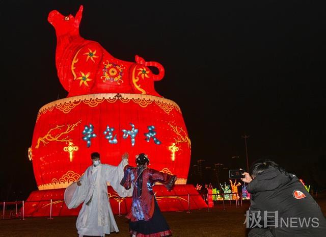 园区内,你会遇见《四大名著》,《吉祥如意》和《龙凤呈祥》等等灯组