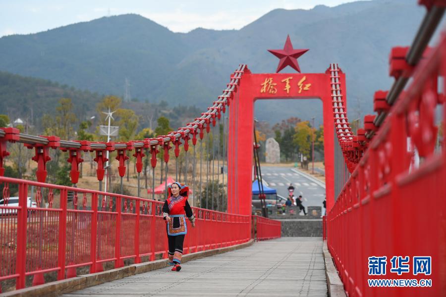 朱梦嘉走在沙洲瑶族村的红军桥上(1月30日摄).新华社记者 陈泽国 摄