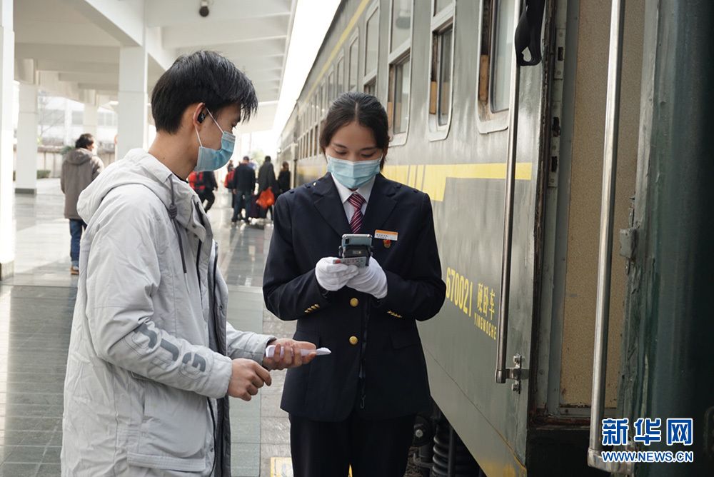 惠民綠皮車上的臨時乘務員: