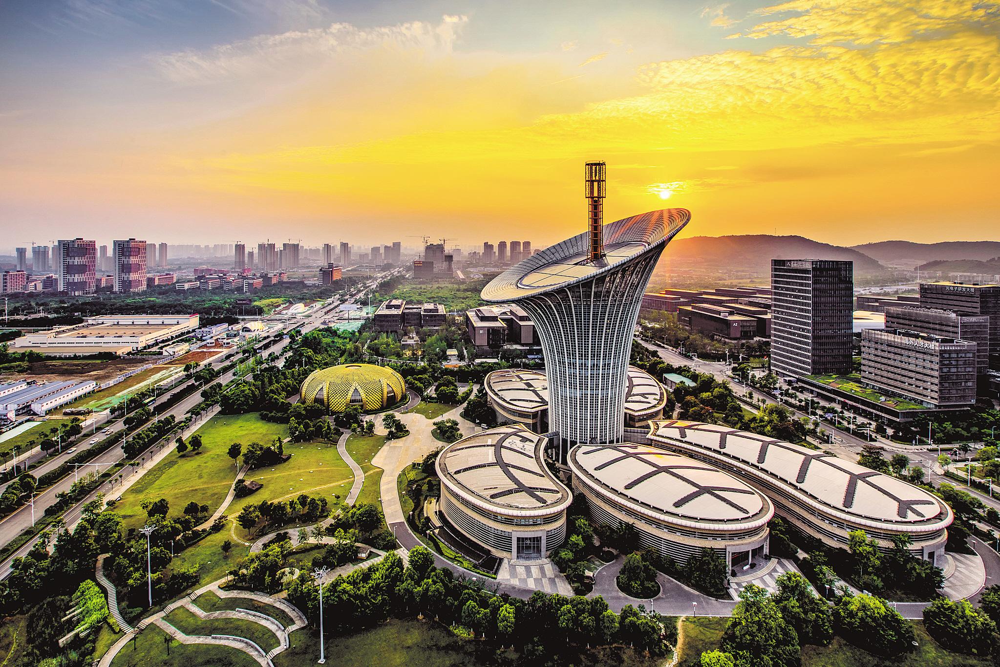 图为湖北自贸区武汉片区光谷新能源大厦.(湖北日报全媒记者 梅涛 摄)