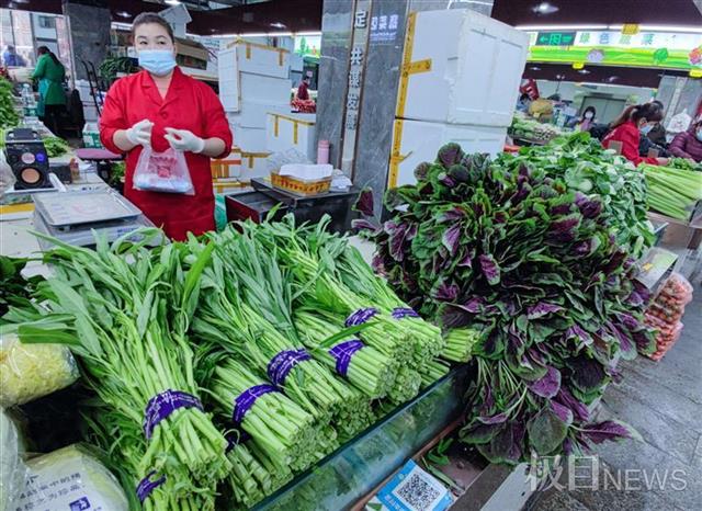 上週末,在漢口興業路一家連鎖超市裡買菜的朱女士發現,家裡人最愛吃