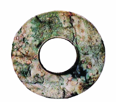 三星堆遗址2号祭祀坑出土的有领玉璧.