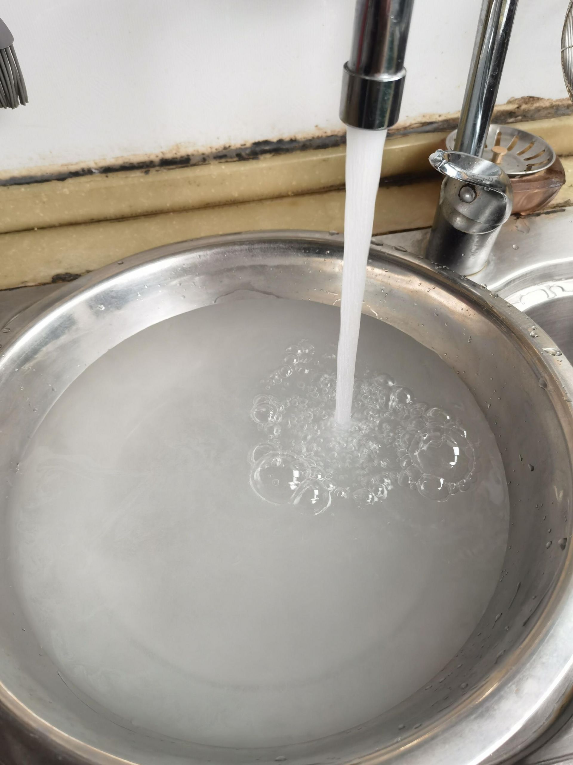 自来水管道改造后流出的水像牛奶 施工公司称新管道彻底排放冲刷之后