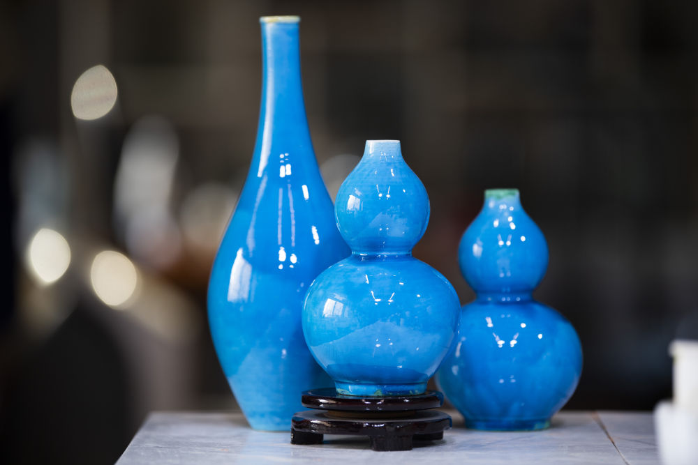在葛原生工作室拍摄的孔雀蓝琉璃工艺品.