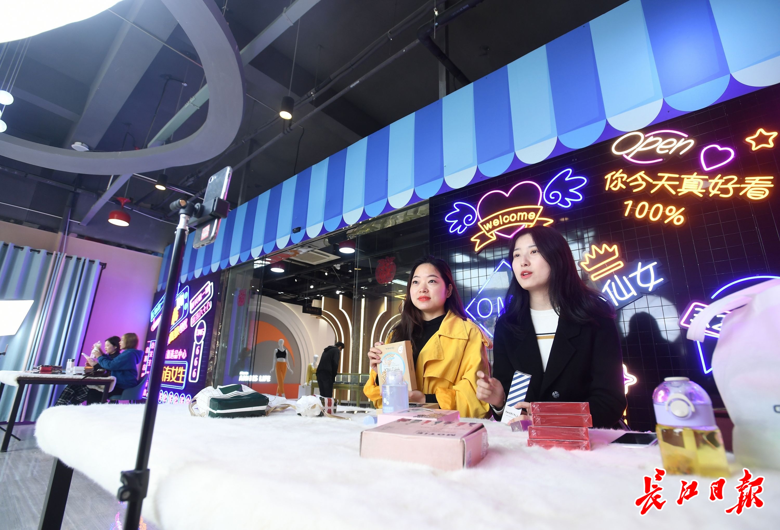 图集丨汉口北现"共享直播间" 线上与线下助力产品热销