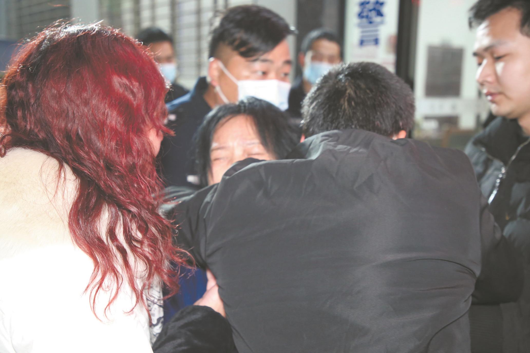 母子俩抱头痛哭