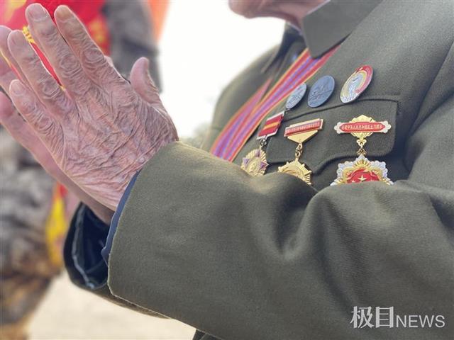 軍魂傳承!93歲抗美援朝老兵戴上軍功章送孫子參軍