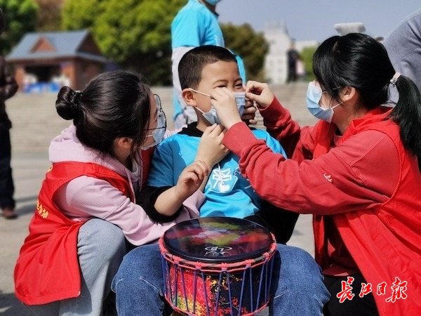 "小蜗牛们"放飞纸鸢,百名志愿者帮助自闭孩子