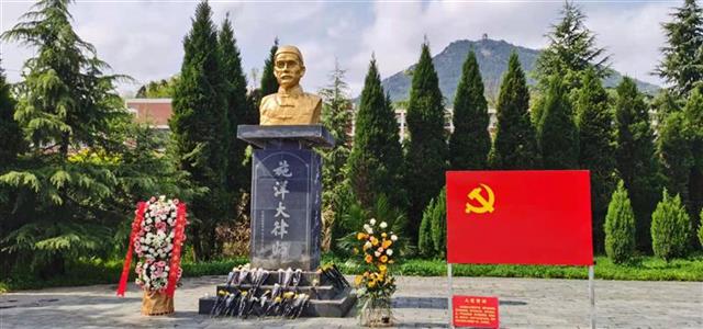 竹山在施洋烈士纪念馆开展祭奠活动