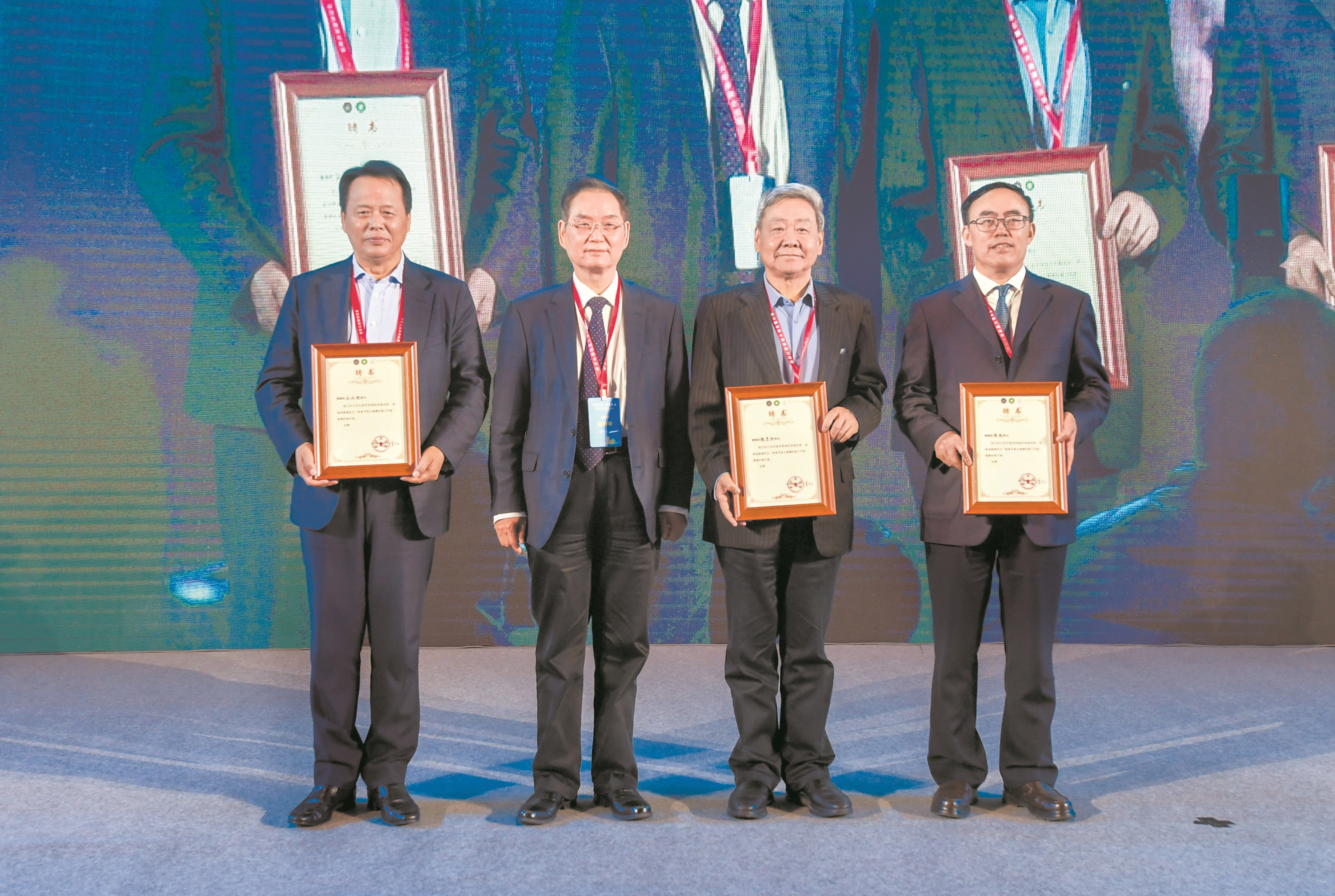 仝小林(左一,饶子和(左三,陆林(右一)三位院士从陈孝平院士(左二)