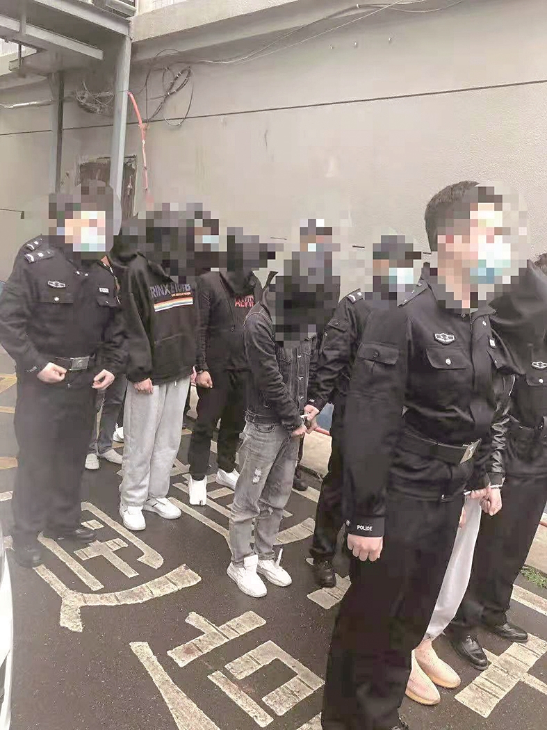 男子遇盤查慌慌張張 掏身份證時哆哆嗦嗦 民警夜巡酒店查獲一詐騙窩點