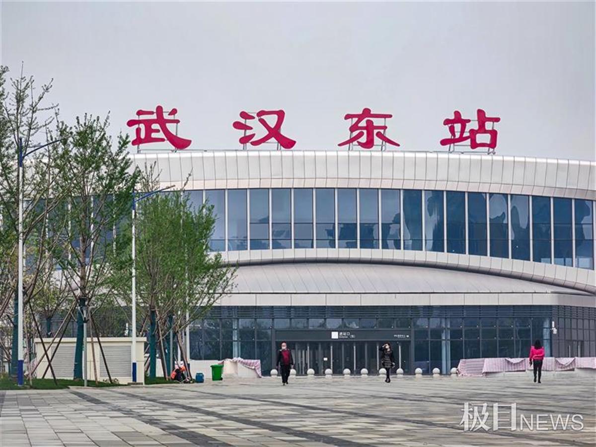 站前广场春意盎然,武汉东站展新颜