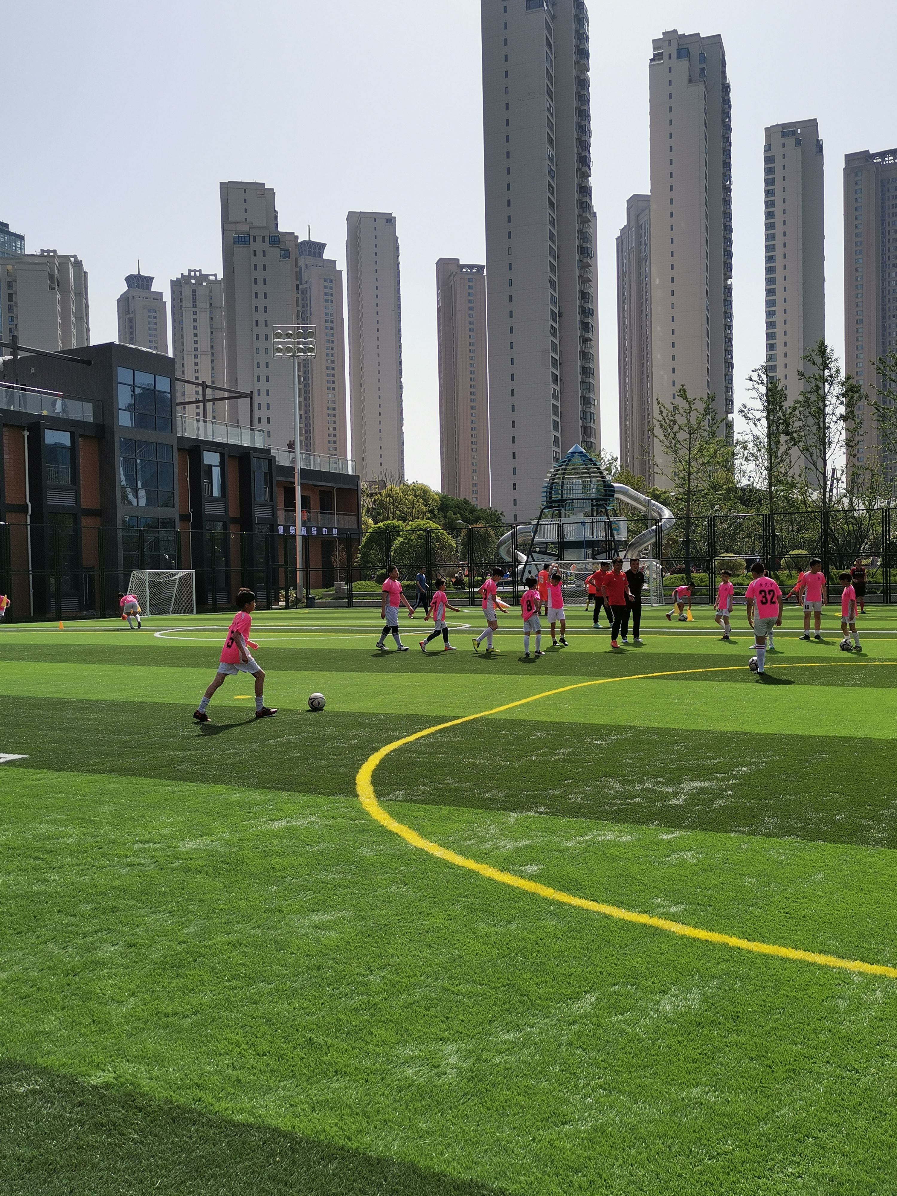 大批市民前来打卡"尝鲜" 张之洞体育公园今日试运营