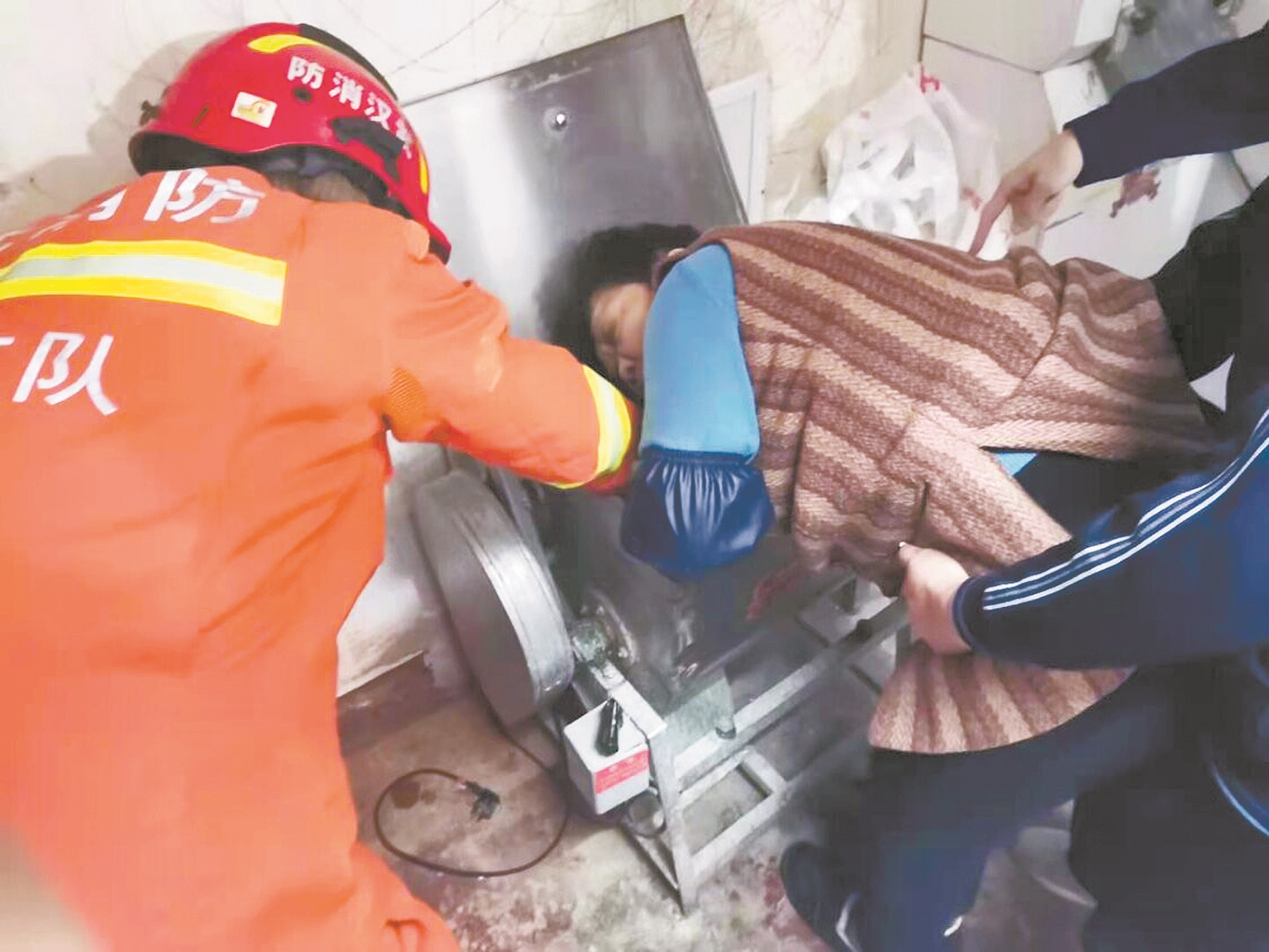 婆婆手臂被绞进和面机 消防员破拆机器成功救人