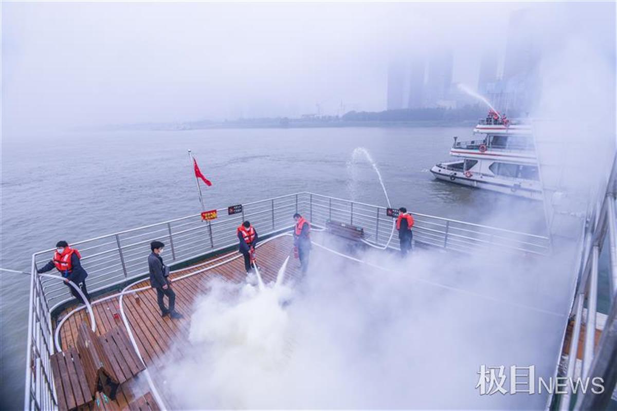 轮渡江上着火了别慌是水上消防演习
