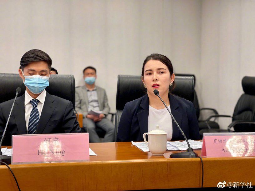 问题新闻发布会上,伊犁服饰企业的员工代表艾丽达·吐尔阿合买提说