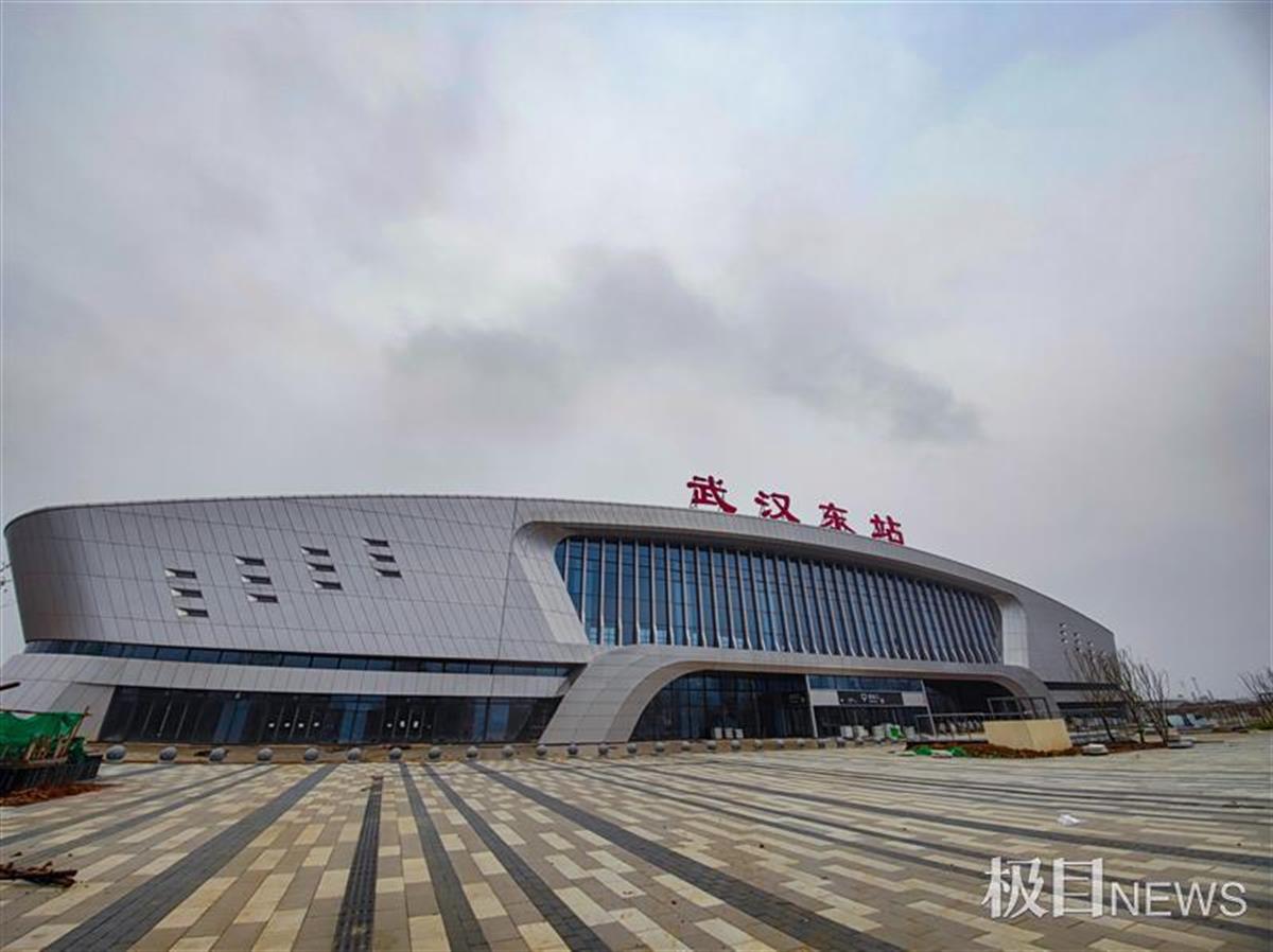 站前广场春意盎然,武汉东站展新颜