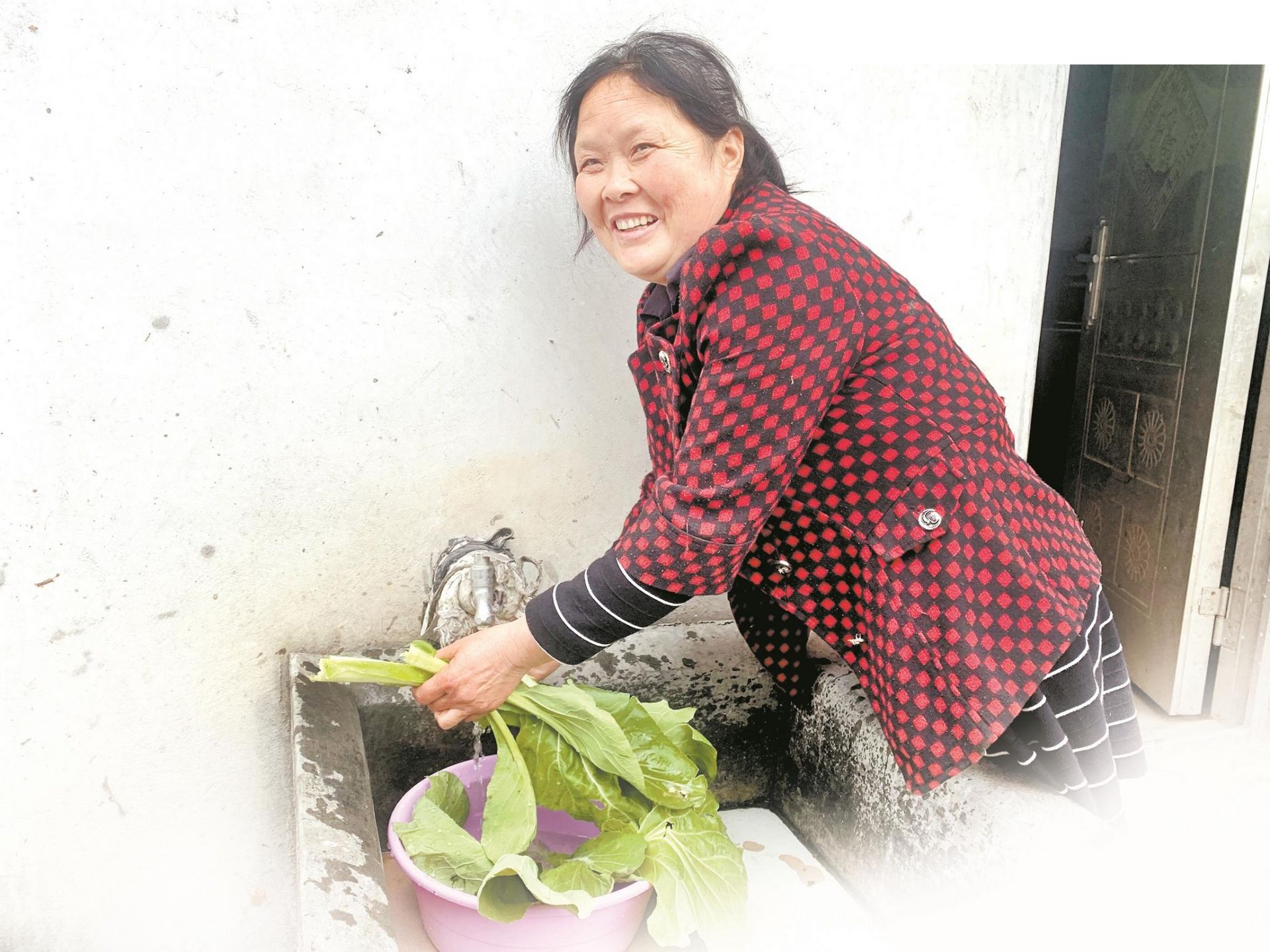 英山县石头咀镇毛坳村1组村民高庆红用合格的自来水洗菜