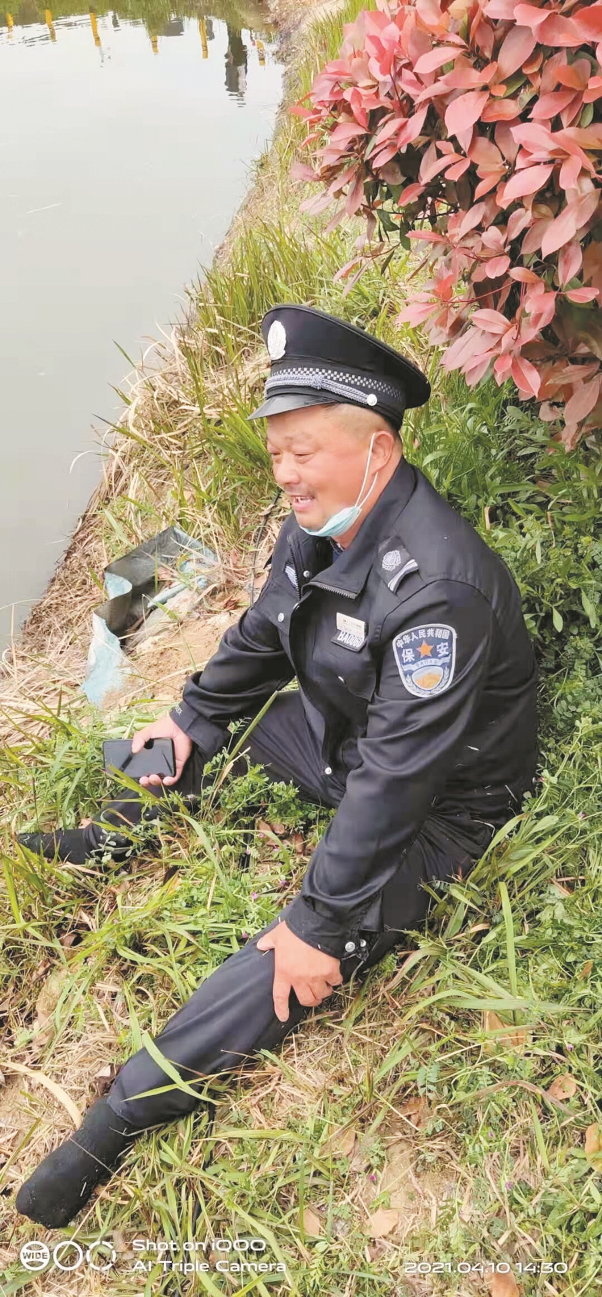 吴利华全身湿透上岸