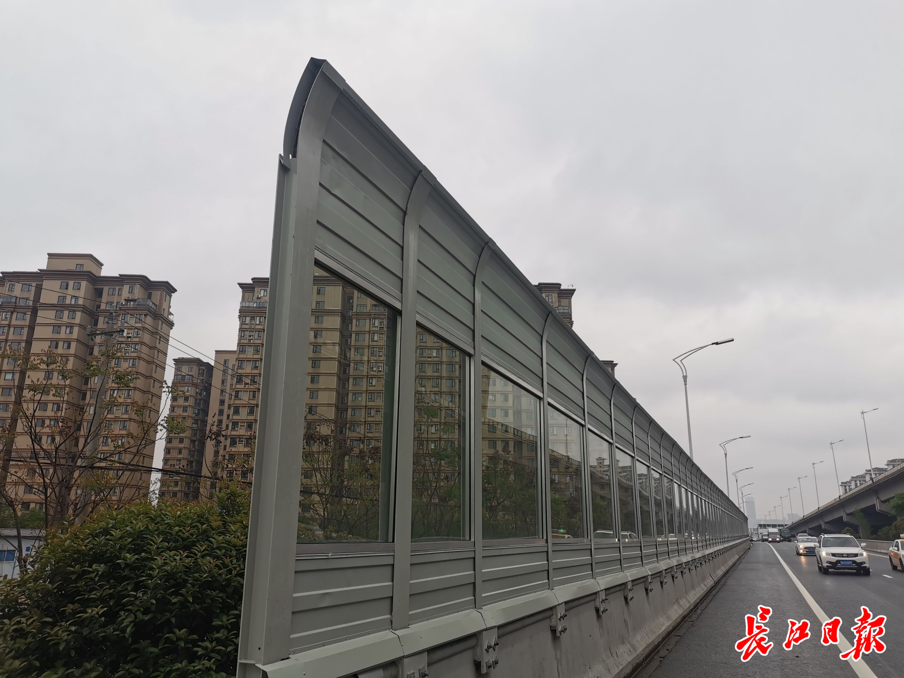 "小区的噪音小多了",这个立交桥隔音屏已安装到位