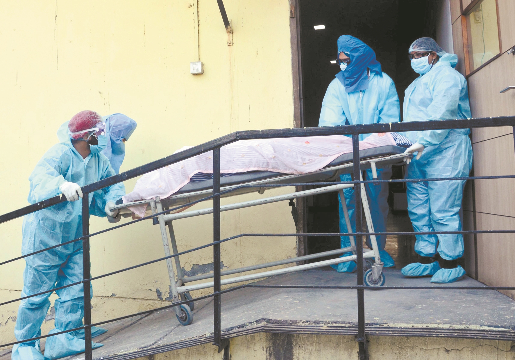 4月23日,医务人员进行新冠病毒检测采样4月24日,在印度新德里一家医院
