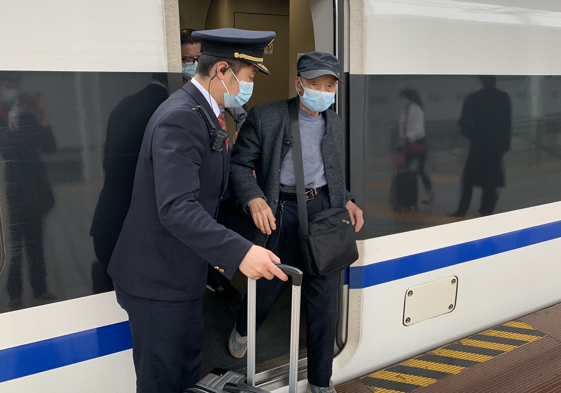 4月25日10:28,由武汉客运段担当值乘的武汉至深圳北的g1007次列车在