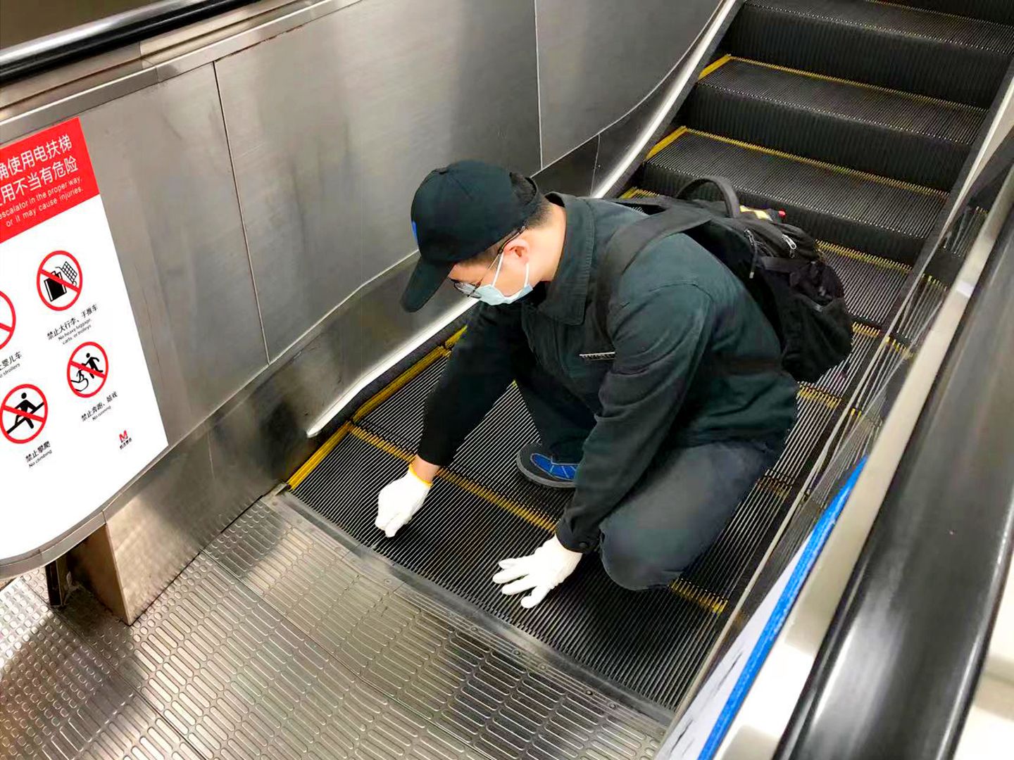 高跟鞋"逼停"地铁电梯,维修小哥拆梯取鞋-荆楚网-湖北日报网