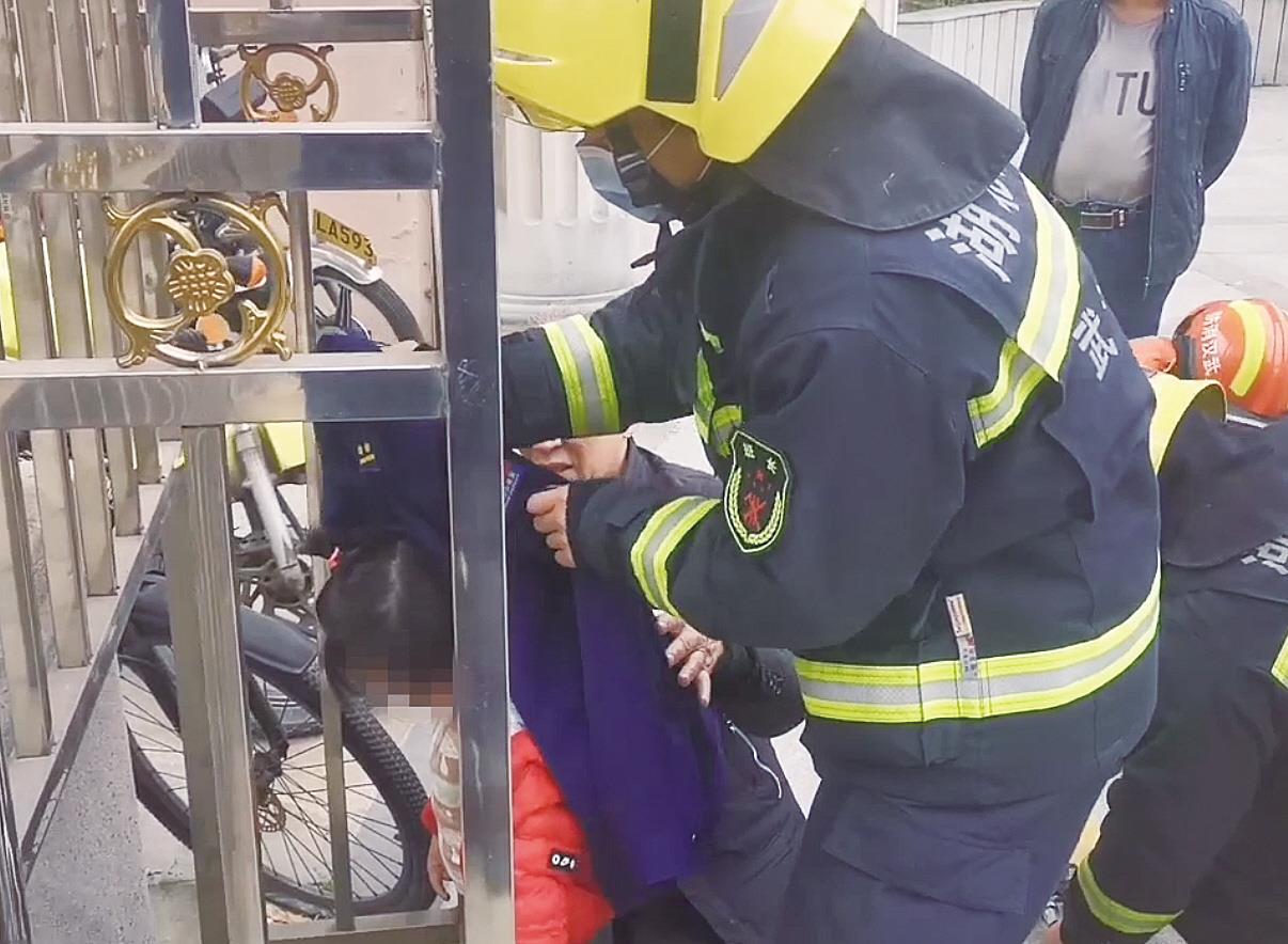 武汉市黄陂区前川街冰晶江城小区,一3岁小女孩头部被卡在不锈钢护栏中