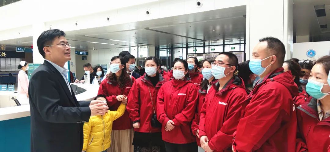 熊双林同志为医疗队员讲述重启后的变化熊双林同志热情地向医疗队友