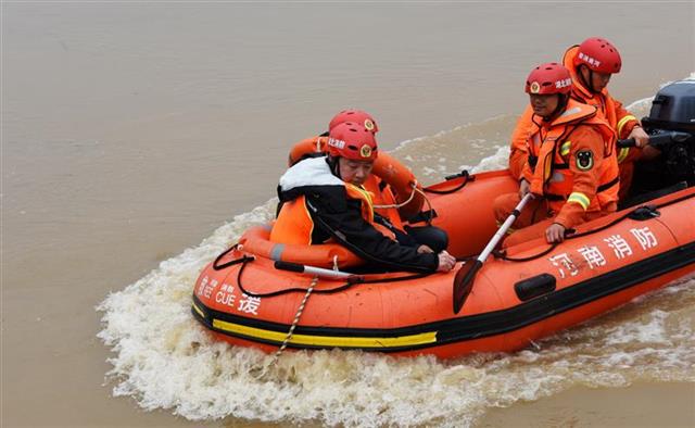 鄂豫两省消防联手洪水中救人