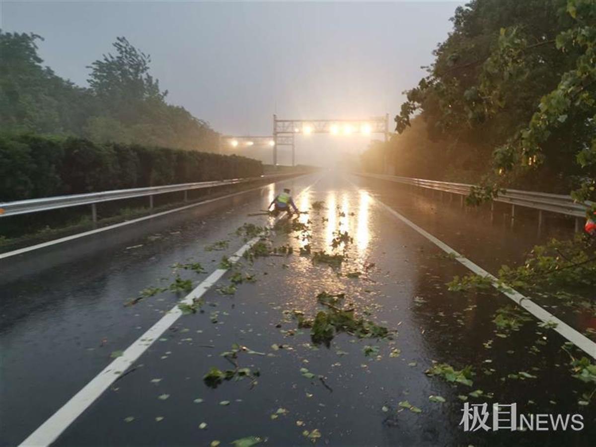 暴风雨突袭湖北24条高速公路高速交警顶风冒雨日以继夜
