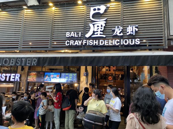 记者探访雪松路:外地游客超爱武汉小龙虾,虾店卖到凌晨2时才收摊