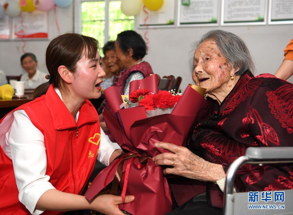 安徽省合肥市肥西县上派镇前进村举办"关爱母亲"专题母亲节活动,志愿