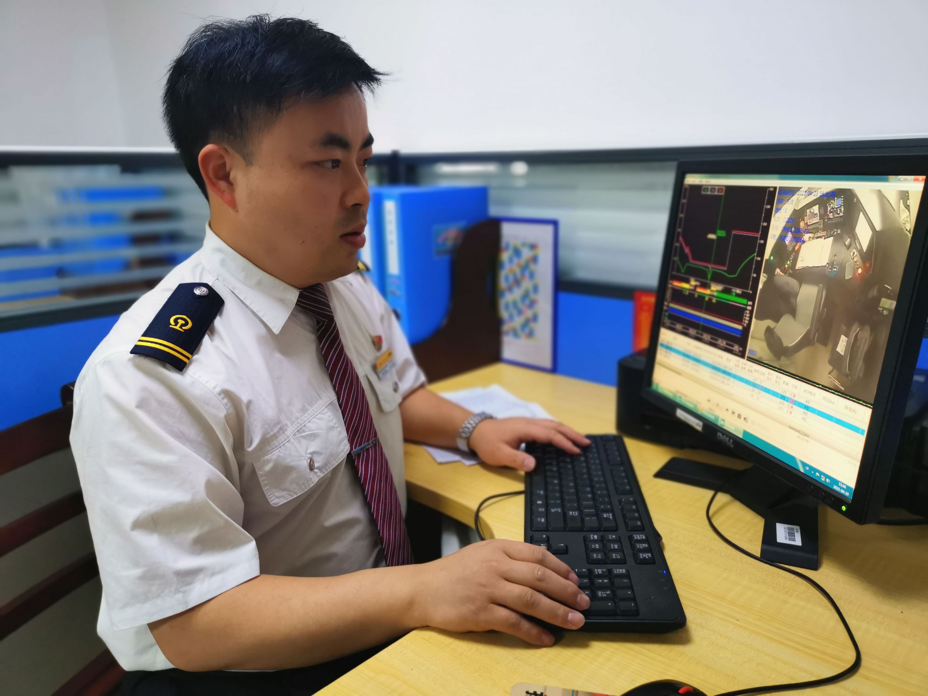 2014年拿到动车组司机驾照,2018年成为一名高铁司机,前不久又通过选拔