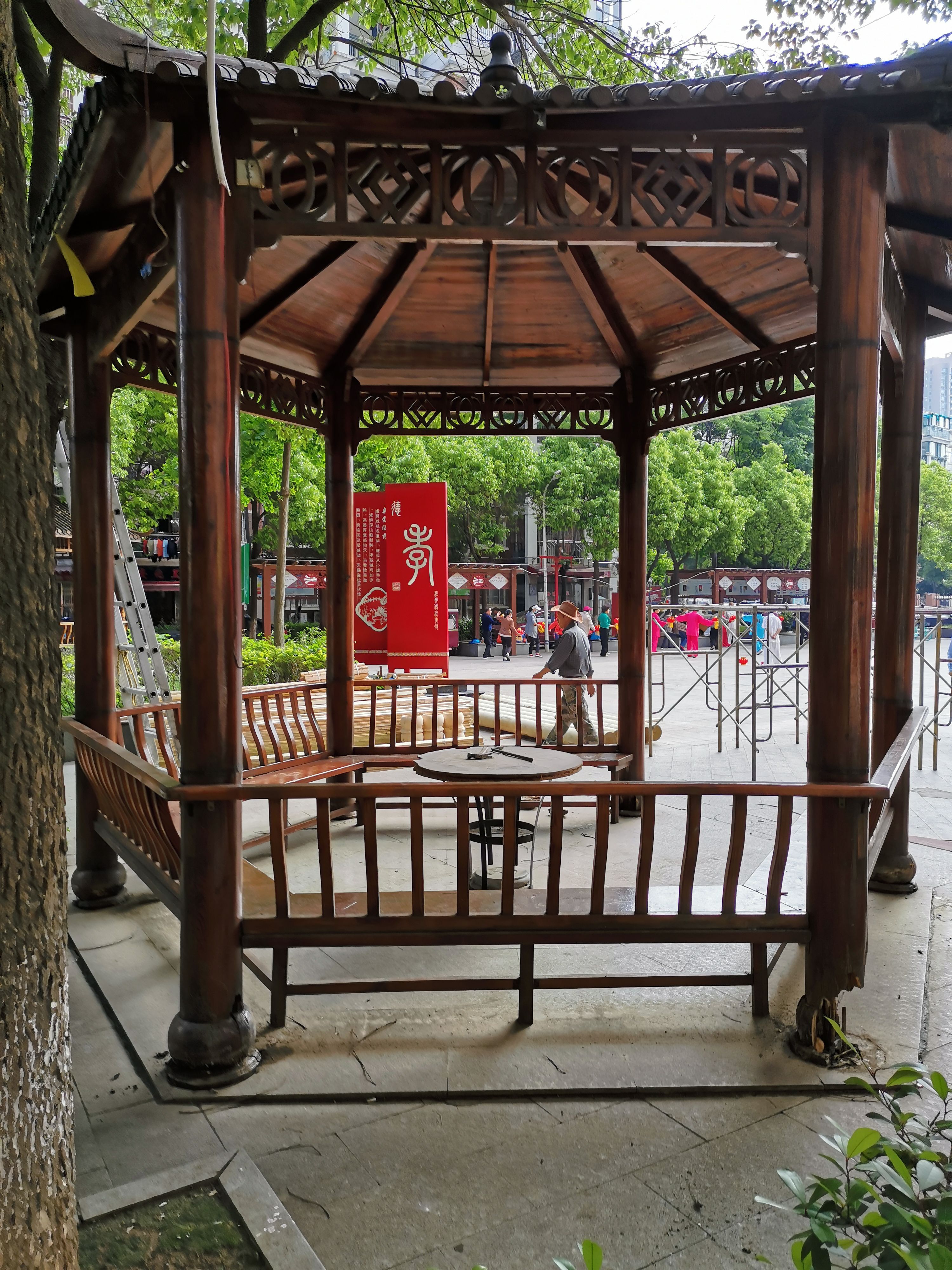 老小区两座凉亭年久失修 下沉单位办实事为民翻新