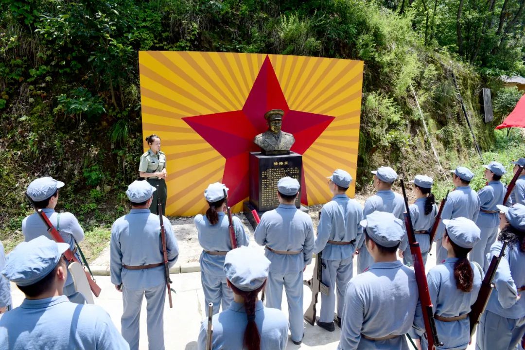在大别山革命历史文化陈列馆,现场接受革命传统教育,通过聆听解说员