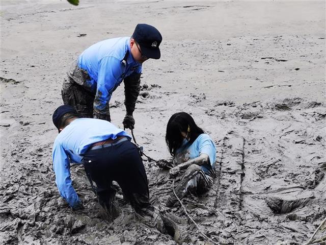 一女孩被困河道淤泥即将没顶 恩施警察跳入河中成功施救
