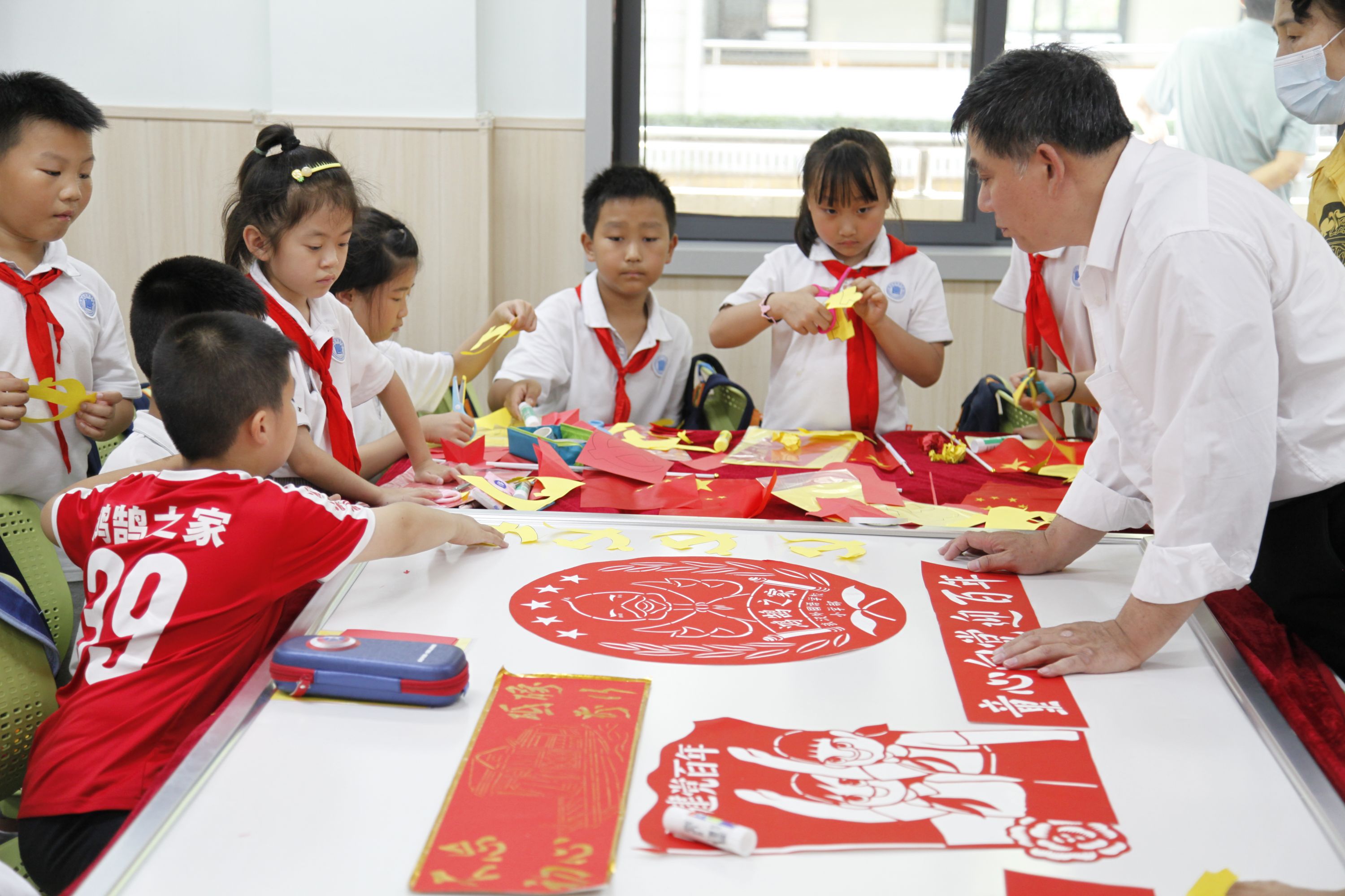 武汉外国语学校小学部二(1)班学生学剪纸,学党史,度过特别的儿童节.