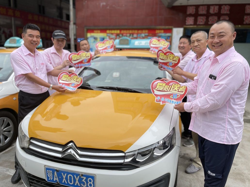 华昌爱心送考车队开始为车辆贴标.通讯员张莉 摄