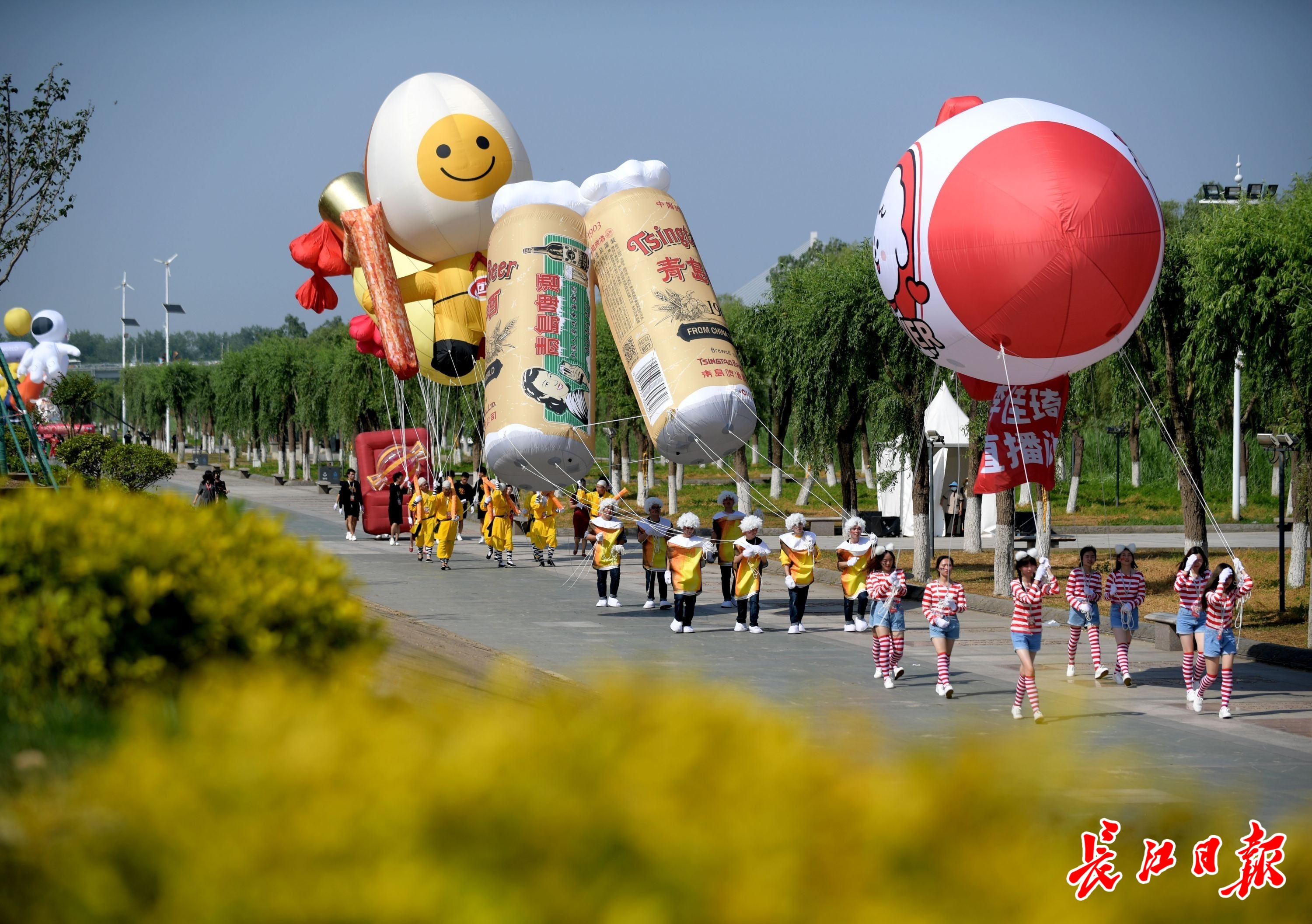 全国首场新国货花车巡游汉口江滩现场观众直呼青春回来了