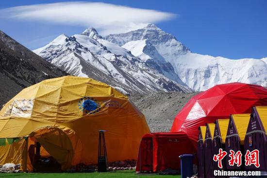 海拔5200米的珠穆朗玛峰北坡登山大本营,是登山运动的重要出发点和