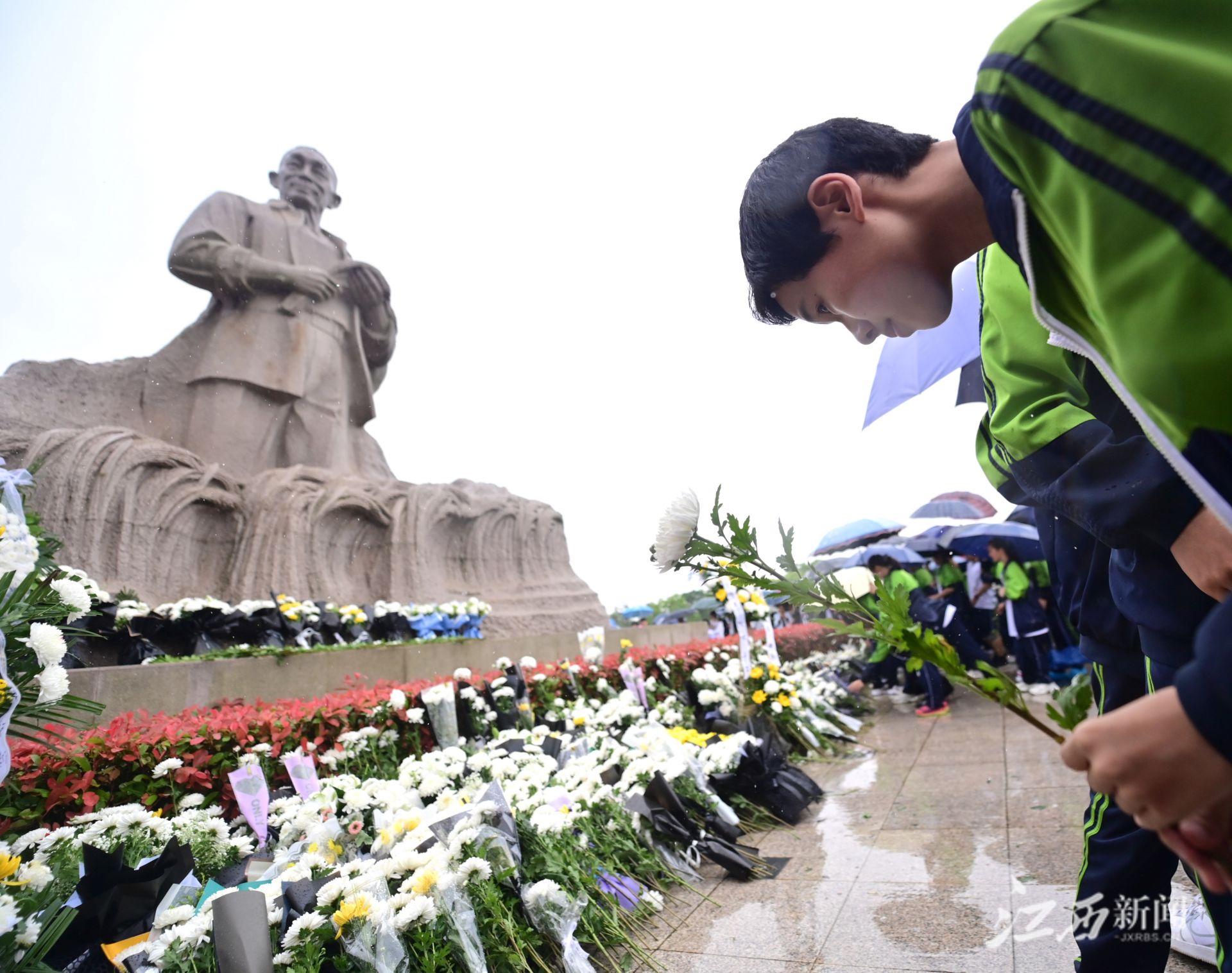 九江德安县千余名市民自发悼念袁隆平院士