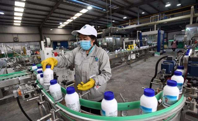 荆楚网>新闻频道>湖北日报图为正在忙碌的农药厂家车间.